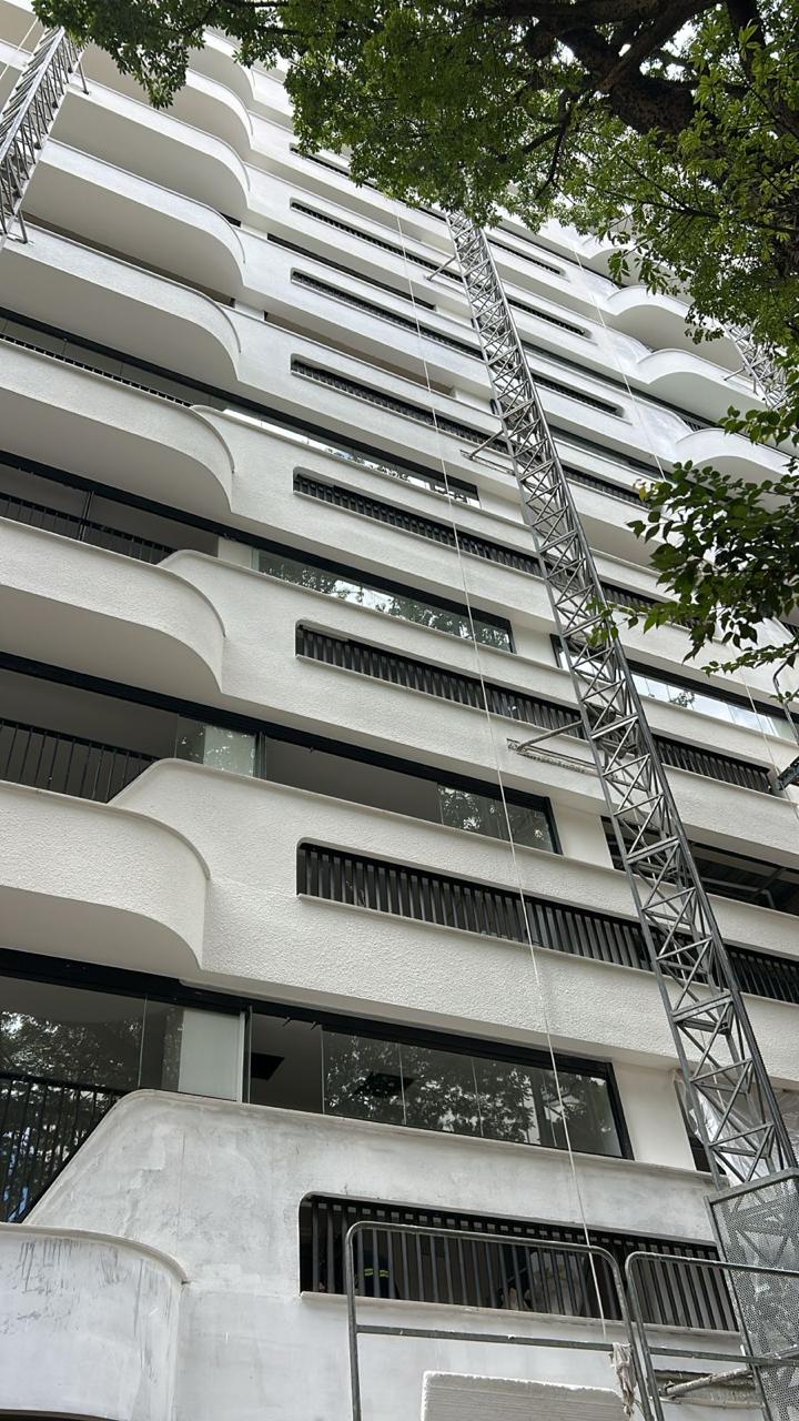 Edifício branco em obra de recuperação de fachada