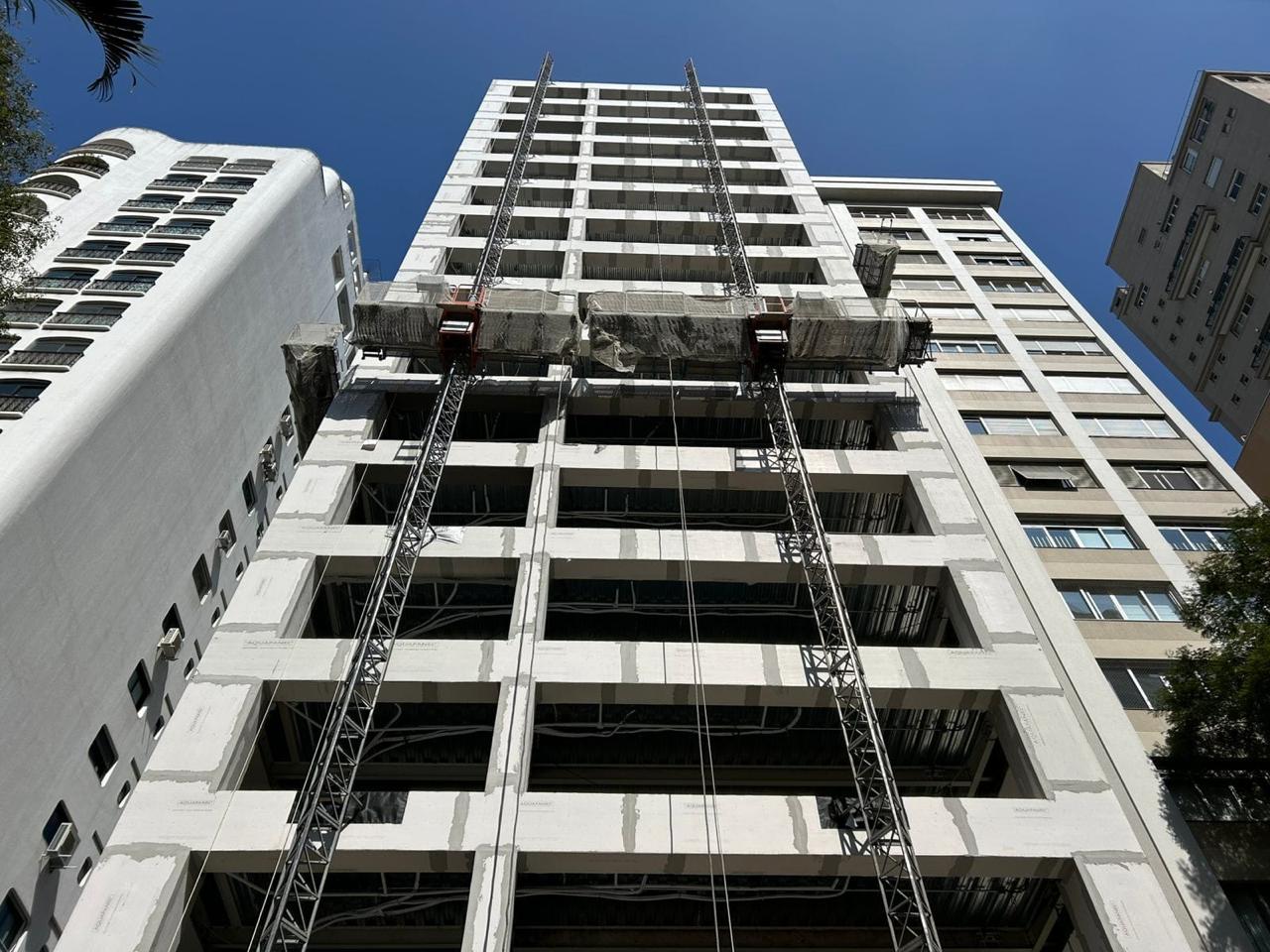 Edifício em recuperação de fachada com andaimes