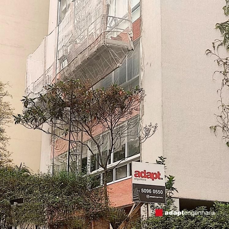 Prédio revitalizado pela Adapt Engenharia com paisagismo no térreo