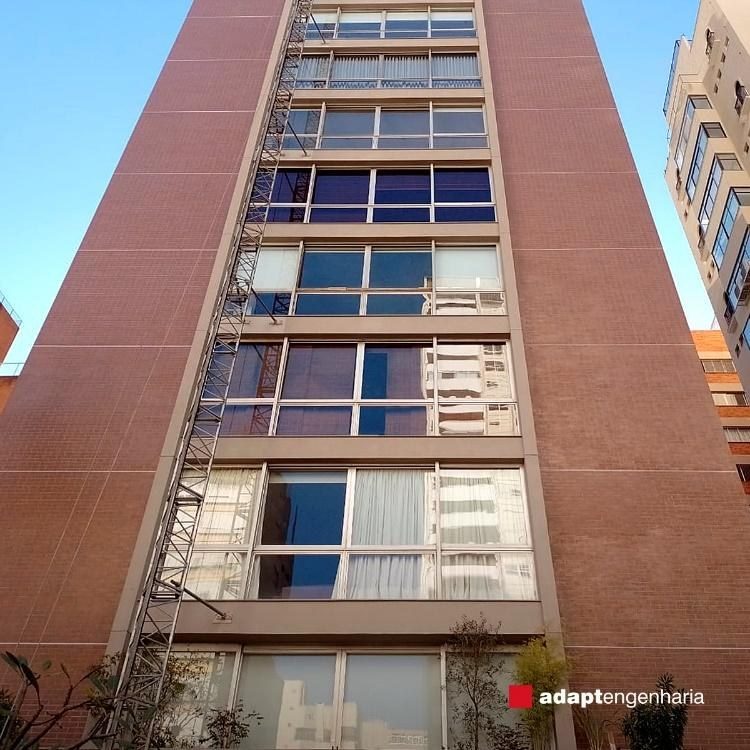 Fachada de edifício com pintura nova após retrofit