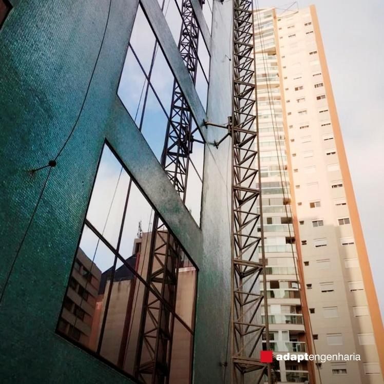 Fachada de vidro de edifício comercial em recuperação