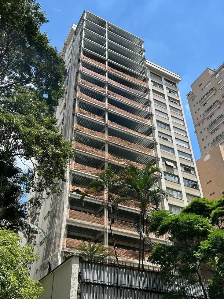 Vista aérea de obra de recuperação predial em São Paulo