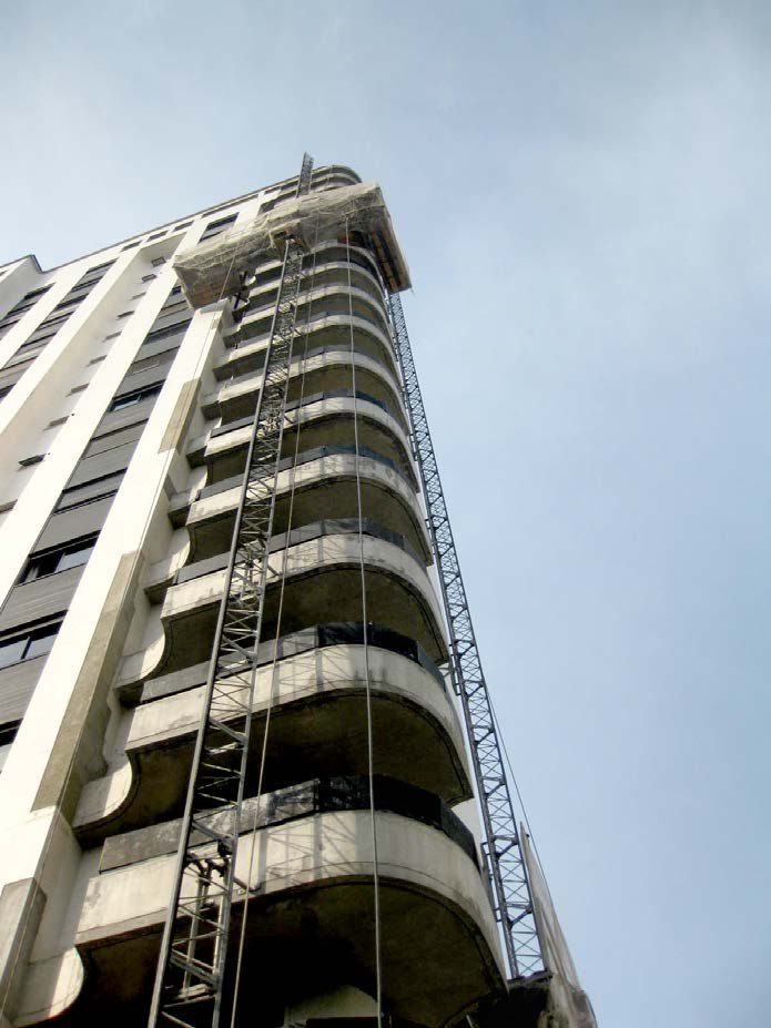 Edifício alto em obra de revitalização de fachada