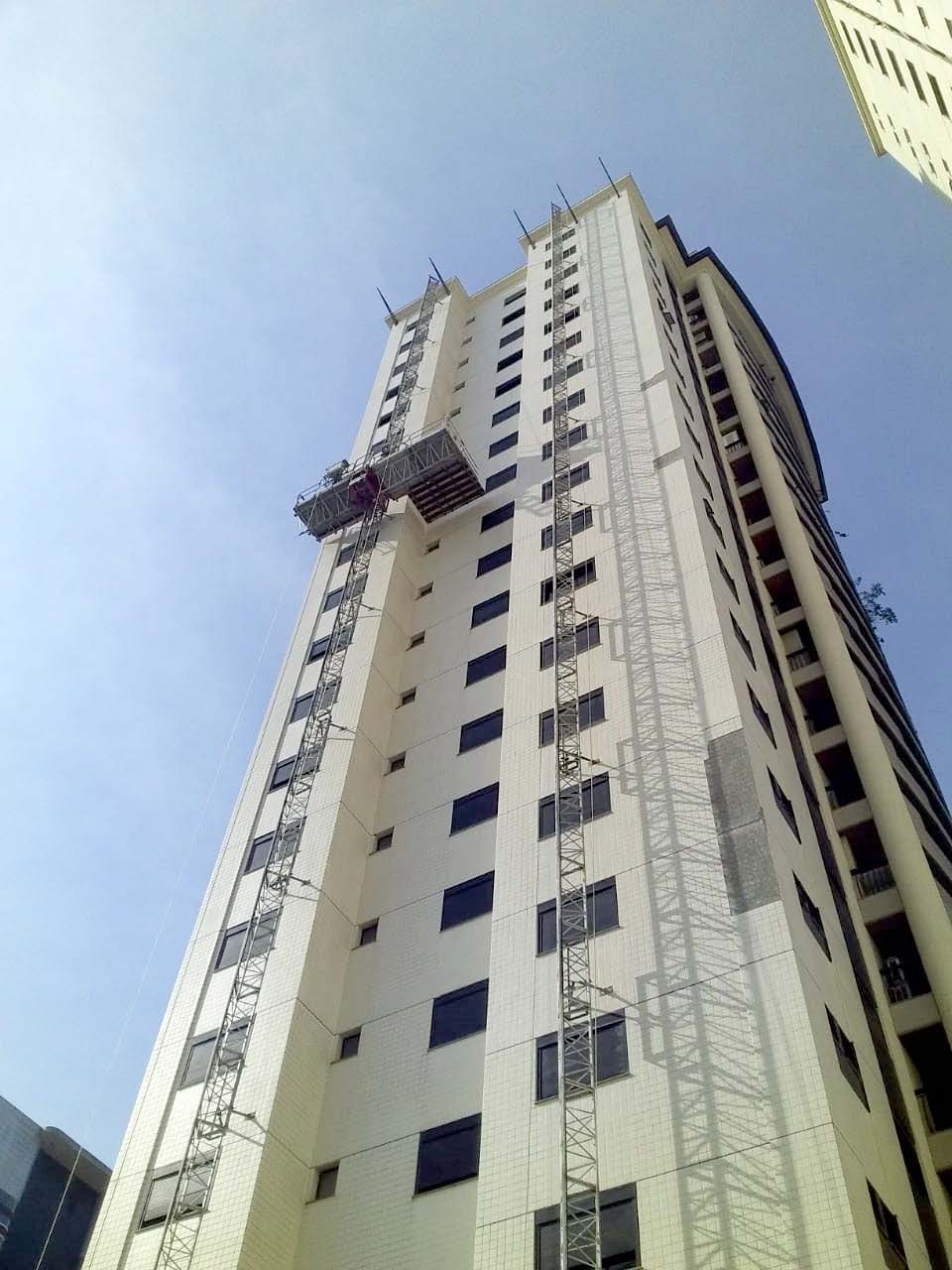 Edifício com andaimes durante recuperação estrutural