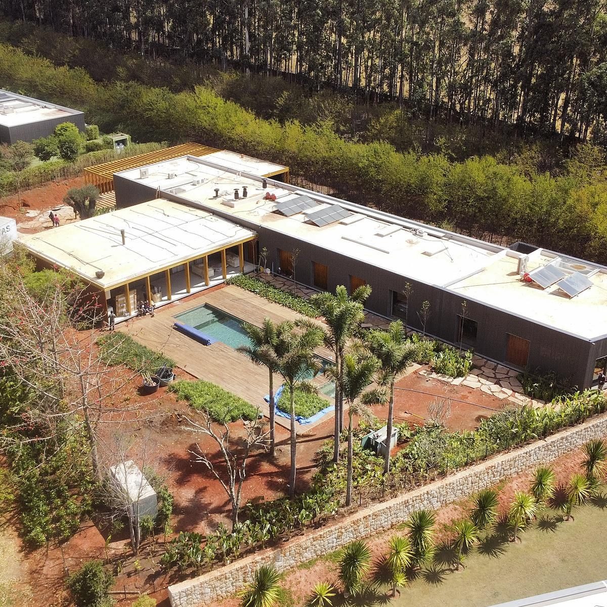 Área externa de casa de alto padrão com piscina