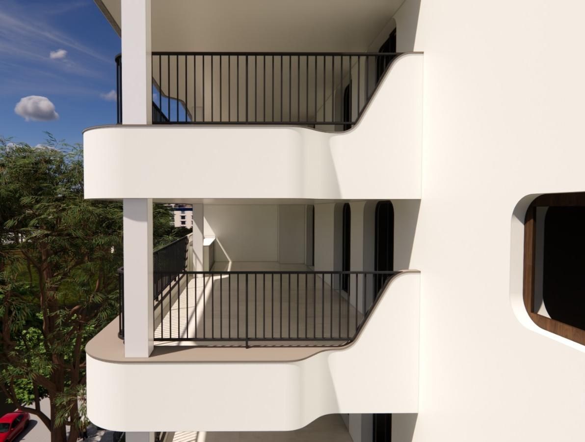 Varandas construídas em fachada de edifício que não possuía sacadas